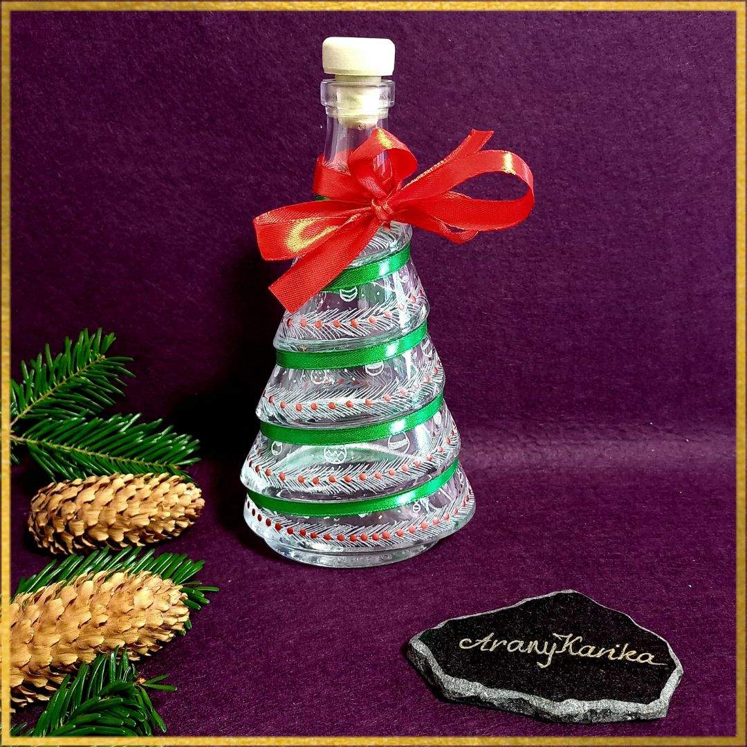 Fenyőfa alakú, gravírozott, karácsonyi üvegpalack